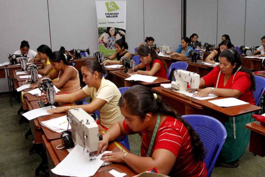 Mujeres capacitándose en manejo de máquina de coser. Inclusión y desarrollo social - Banco Interamericano de Desarrollo - BID 