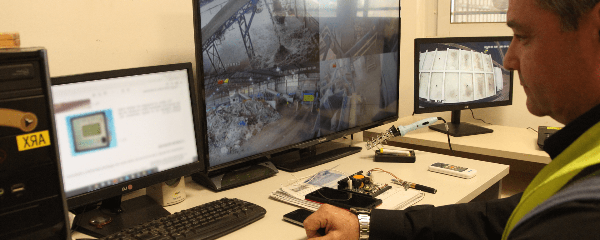 Man in front of a computer screen - Inter American Development Bank - Public Administration