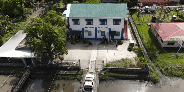 Instituciones más fuertes, comunidades más seguras: cómo las inversiones focalizadas reducen la violencia en Guyana