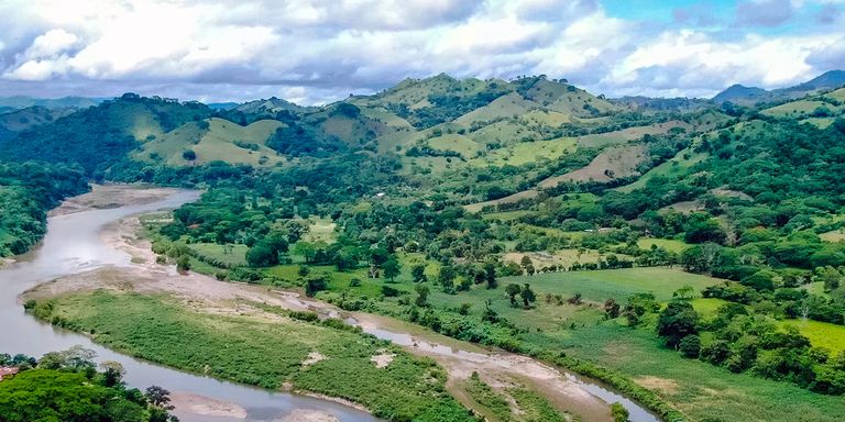 Vista panorámica de un río en medio del campo. Medioambiente y Desastres Naturales - Banco Interamericano de Desarrollo - BID 