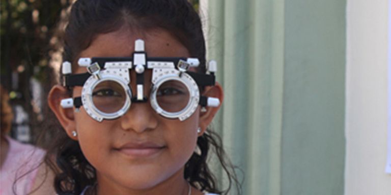 A child with an eye test device. Medical Care - Inter-American Development Bank - IDB
