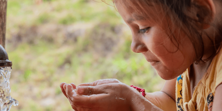 Girl drinking water from faucet - Source of Innovation - Inter American Development Bank - IDB