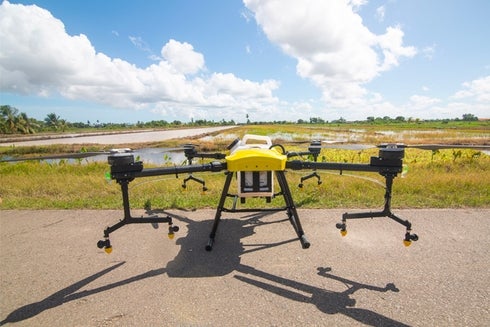 Dron estacionado en carretera rural. Agricultura y Tecnología - Banco Interamericano de Desarrollo - BID 