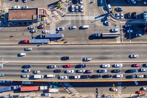 Vista superior de autopista con alto flujo vehicular. Desarrollo Urbano y económico - Banco Interamericano de Desarrollo - BID 