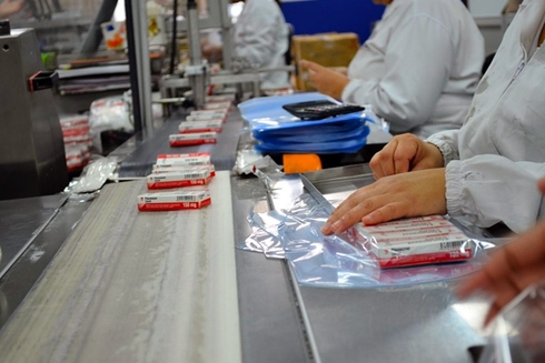 Personas trabajando en línea de producción industrial. Comercio y desarrollo PYME - Banco Interamericano de Desarrollo - BID