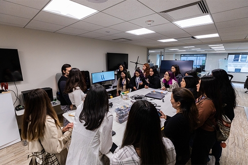 Grupo de jóvenes mujeres alrededor de una mesa. Equidad y diversidad laboral - Banco Interamericano de Desarrollo - BID