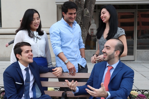 Grupo de jóvenes profesionales dialogando. Pasantía - Banco Interamericano de Desarrollo - BID