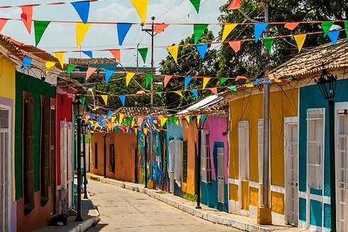 A street with colorful flags. Environment - Inter-American Development Bank - IDB