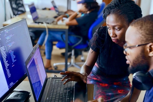 A woman and a man looking at a laptop. Urban Development - Inter-American Development Bank - IDB