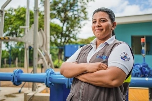 Woman smiling with her arms crossed. Inter-American Development Bank - IDB