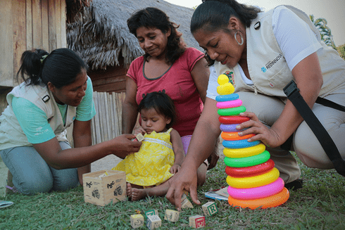 A group of women playing with a baby. Diversity - Inter-American Development Bank - IDB