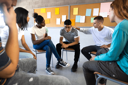 Support Group helping a teenager in a school - Mindfulness - Inter American Development Bank - IDB