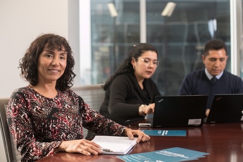 Women and men in an office - Inter American Development Bank - IDB Transparency