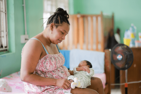 Mom taking care of her child - IDB Cares - Inter American Development Bank - IDB