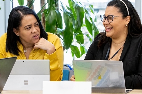 Women talking on the office - Open Knowledge - Inter American Development Bank - IDB