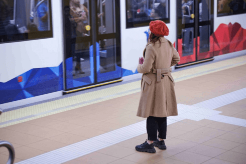Lady in front of a metro - BIDAcademy - Inter American Development Bank - IDB
