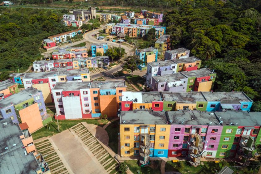 Vista panorámica de barrio con edificios de colores. Mejorando Vidas - Banco Interamericano de Desarrollo - BID