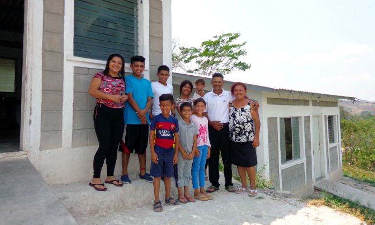 Una familia numerosa reunida en la entrada de su casa. Desarrollo social - Banco Interamericano de Desarrollo - BID