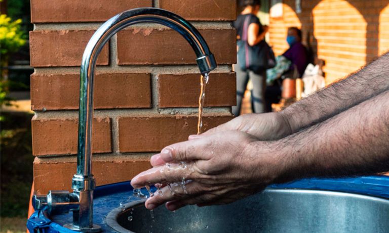Hombre lavándose las manos en sitio público. Saneamiento - Banco Interamericano de Desarrollo - BID 
