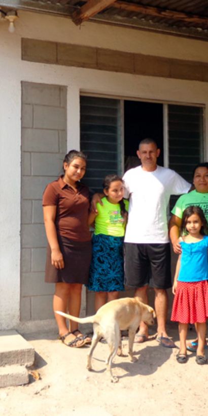 Familia reunida con sus perros afuera de su casa. Diversidad e Inclusión - Banco Interamericano de Desarrollo - BID