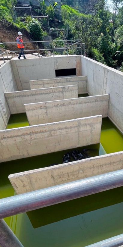 Operario revisando planta de potabilización de agua. Agua y Desarrollo Económico - Banco Interamericano de Desarrollo - BID